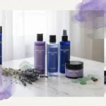 Gama completa matizador Silver Blond Deliplus Mercadona con champú violeta, tratamiento y productos antiamarillos sobre mármol con lavanda