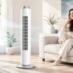 Mujer relajada en el sofá junto a un ventilador de torre silencioso blanco